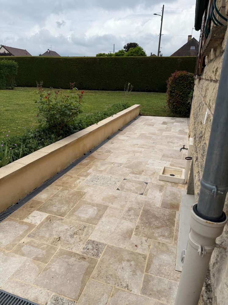 Terrasse en pierre naturelle après nettoyage vapeur