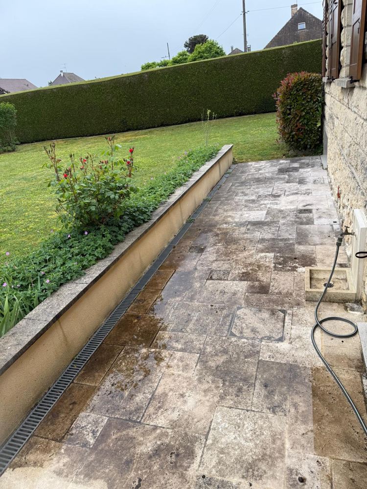 Terrasse en pierre naturelle avant nettoyage